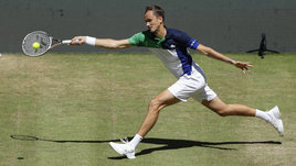 Медведев выиграл первый матч после возвращения на вершину рейтинга