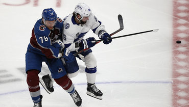 Форвард «Колорадо» Нико Штурм (слева) и звезда «Тампы» Никита Кучеров.