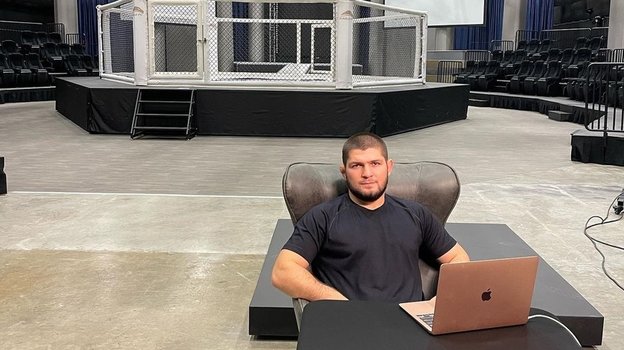 Хабиб за работой на арене для турниров Eagle FC в Майами. Фото Фото из соцсетей Хабиб за работой на арене для турниров Eagle FC в Майами. Фото Фото из соцсетей