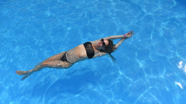 Купальник бандо. Фото Global Look Press Купальник бандо. Фото Global Look Press