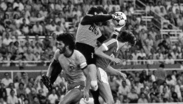 14 июня 1982 года. Севилья. Матч первого этапа чемпионата мира. Бразилия — СССР — 2:1. В игре — лучший футболист в составе советской сборной Ринат Дасаев.