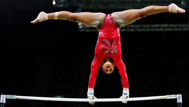 Элли Дауни, которая в 2017 году первой среди спортсменок из Великобритании выиграла многоборье на чемпионате Европы, говорила, что не ест и не пьет за день до взвешивания. По ее же словам, тренер однажды сказала, что «надеется, что обезболивающие, которые принимала Элли, были таблетками для похудения».