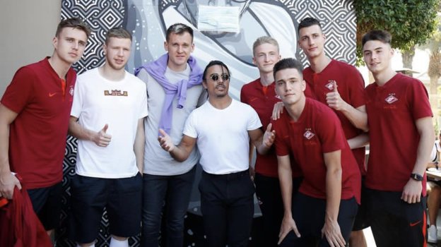 Футболисты «Спартака» и Нусрет Гекче. Фото из личных соцсетей Артема Реброва Футболисты «Спартака» и Нусрет Гекче. Фото из личных соцсетей Артема Реброва
