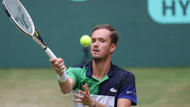 Медведев пробился в финал травяного турнира вторую неделю подряд