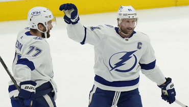 Стивен Стэмкос и Виктор Хедман («Тампа-Бэй Лайтнинг»).