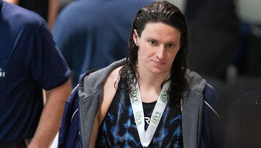 Два года назад Уилл Томас был посредственным пловцом. 16 ноября 2019-го он последний раз вышел на старт с мужчинами — и никто тогда не обратил на него внимания. Уилл был одним из аутсайдеров. Через некоторое время последовала операция по смене пола. Потом годовая гормональная терапия. Когда сменивший пол пловец Уилл Томас стал Лией Томас, которая начала выигрывать женские турниры с огромным отрывом — начались протесты.