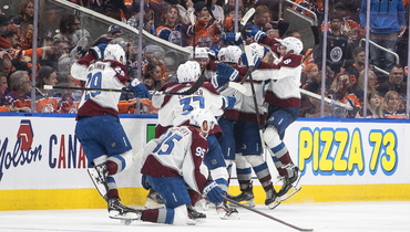 Хоккеисты «Колорадо» празднуют победу.