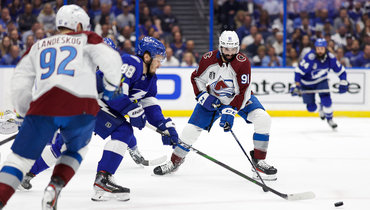 Четвертый матч серии финала Кубка Стэнли между «Колорадо» и «Тампой» (3:2 ОТ).