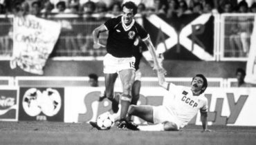 22 июня 1982 года. Малага. Шотландия — СССР — 2:2. В борьбе капитан советской сборной, автор нашего первого гола Александр Чивадзе и Джозеф Джордан.