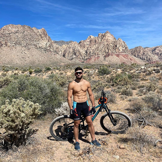 Арман Царукян на велозаезде в Лас-Вегасе. Фото из соцсетей бойца Арман Царукян на велозаезде в Лас-Вегасе. Фото из соцсетей бойца