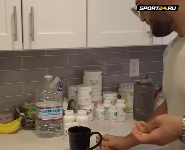 Количество добавок и спортпита на столе Армана Царукяна. Фото скриншот из видео Sport24 Количество добавок и спортпита на столе Армана Царукяна. Фото скриншот из видео Sport24