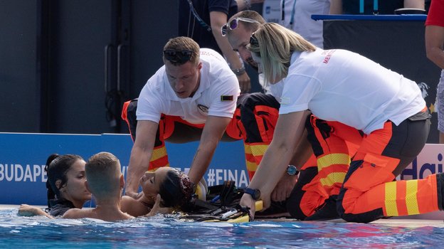 Медики оказывают помощь Аните Альвареc. Фото Global Look Press Медики оказывают помощь Аните Альвареc. Фото Global Look Press