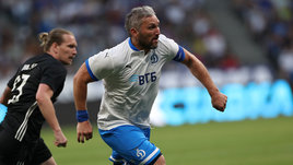 Звезды льда меняют профессии: Овечкин — на поле, Загитова — на ринг