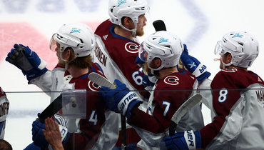 Хоккеисты «Колорадо» празднуют заброшенную шайбу.