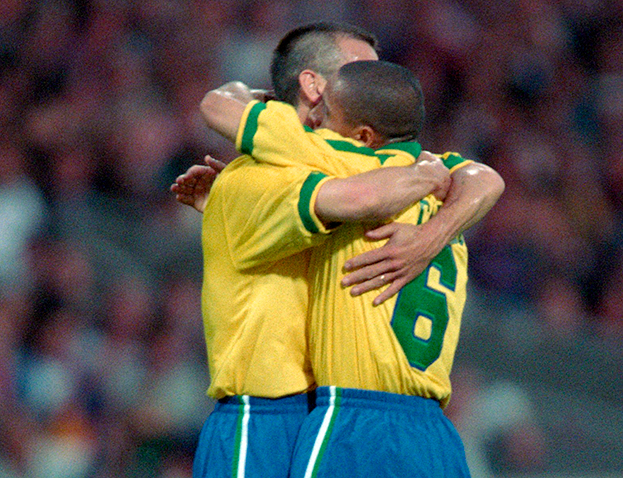 Роберто Карлос и Дунга празднуют гол. Фото Getty Images Роберто Карлос и Дунга празднуют гол. Фото Getty Images