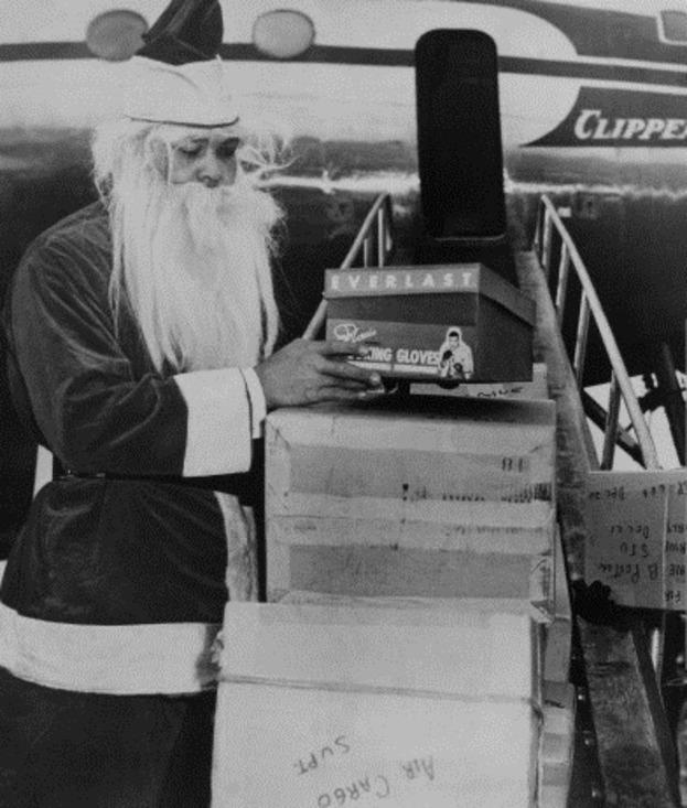 Джо Луис в роли Санты. Джо Луис в роли Санты.