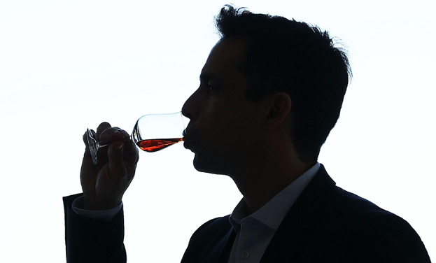 Мужчина пьет коньяк. Фото Global Look Press Мужчина пьет коньяк. Фото Global Look Press