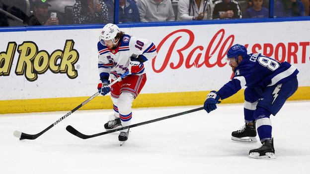 Артемий Панарин (слева). Фото USA Today Sports Артемий Панарин (слева). Фото USA Today Sports