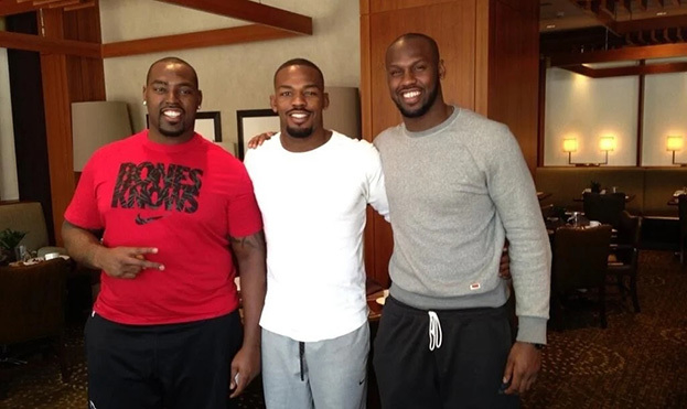 Джонс с родными братьями, профессиональными игроками в американский футбол — Артуром (в красной футболке) и Чендлером. Фото скриншот Джонс с родными братьями, профессиональными игроками в американский футбол — Артуром (в красной футболке) и Чендлером. Фото скриншот