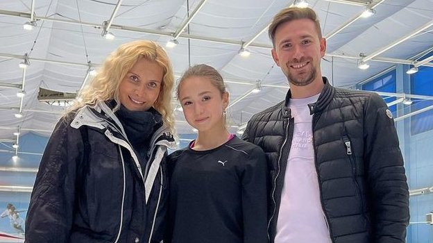 Камила Валиева с тренерским штабом. Камила Валиева с тренерским штабом.