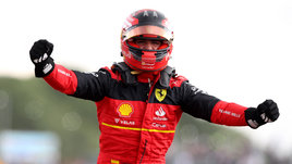 «Феррари» подарила победу Сайнсу, обидев Леклера. В Великобритании прошла гонка года