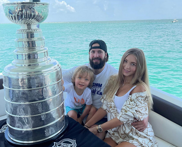 Никита Кучеров с женой Анастасией и сыном Максимом. Хоккеист Никита Кучеров с женой Анастасией и сыном Максимом.