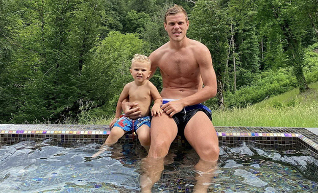 Майкл с Александром Кокориным. Фото личные соцсети Александра Кокорина Майкл с Александром Кокориным. Фото личные соцсети Александра Кокорина