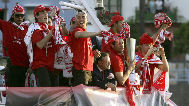 Александр Кержаков празднует победу с одноклубниками. Фото Роберто Родригес Арроча Александр Кержаков празднует победу с одноклубниками. Фото Роберто Родригес Арроча
