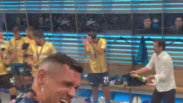 Сергей Семак празднует победу в Суперкубке России. Сергей Семак празднует победу в Суперкубке России.