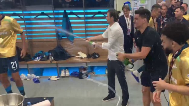 Сергей Семак празднует победу в Суперкубке России. Сергей Семак празднует победу в Суперкубке России.