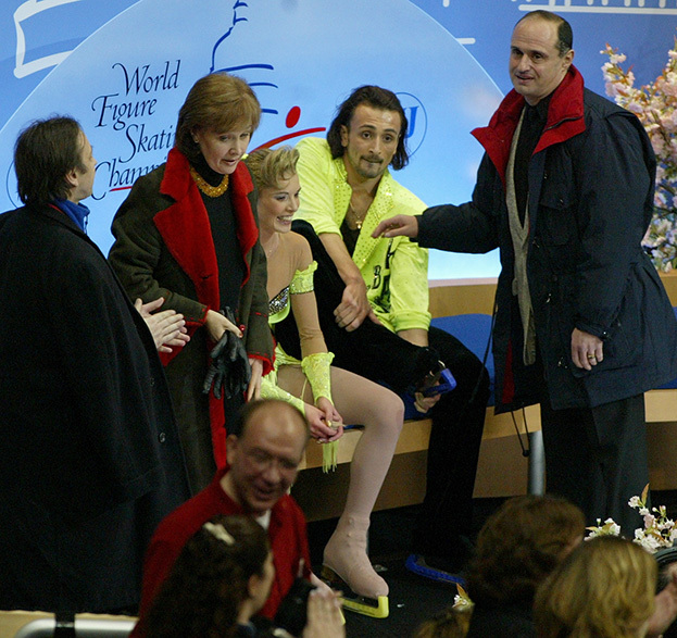 Наталья Линичук (вторая слева) и Геннадий Карпоносов (справа) - тренеры Ильи Авербуха и Ирины Лобачевой. Фото Александр Вильф, архив «СЭ» Наталья Линичук (вторая слева) и Геннадий Карпоносов (справа) - тренеры Ильи Авербуха и Ирины Лобачевой. Фото Александр Вильф, архив «СЭ»
