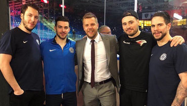 Алеша Пилко (в центре) со своим клиентами.