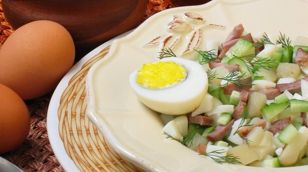 Окрошку делают с колбасой, говядиной или куриным филе. Фото Global Look Press Окрошку делают с колбасой, говядиной или куриным филе. Фото Global Look Press