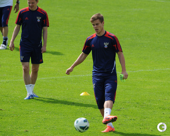 Кокорин в общей группе "утюжит" поле "Торпедо"