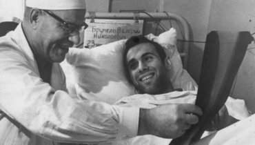 Валерий Брумель (справа) и хирург Иван Кучеренко.