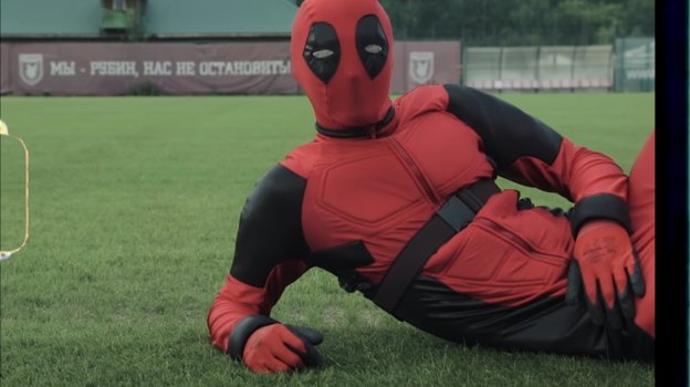 Человек в костюме Дэдпула на базе «Рубина». Фото ФК «Рубин» Человек в костюме Дэдпула на базе «Рубина». Фото ФК «Рубин»