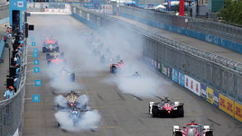 В «Формуле Е» случилась эпичная авария. Электромобили не приспособлены для гонок по лужам