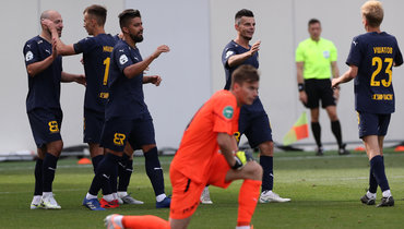 Гости празднуют победу в матче.