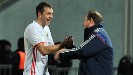 «Ибрагимович понял, что ему нечего ловить, — и ушел с поля». Как Дзюба играл у Слуцкого в сборной