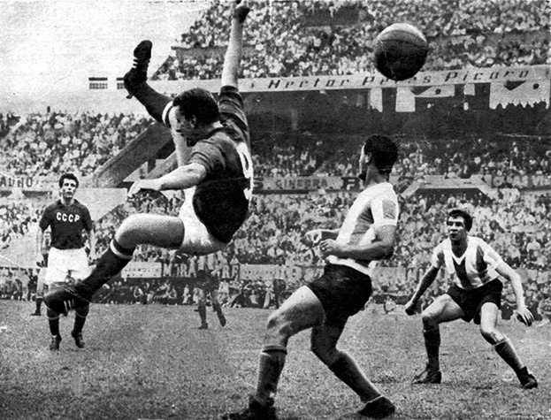 Виктор Понедельник забивает гол в падении через себя. Фото архив «СЭ» Виктор Понедельник забивает гол в падении через себя. Фото архив «СЭ»