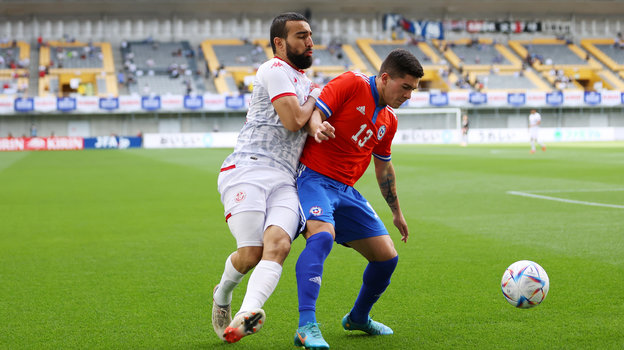 Виктор Мендес (справа) в матче за сборную Чили. Фото Global Look Press Виктор Мендес (справа) в матче за сборную Чили. Фото Global Look Press