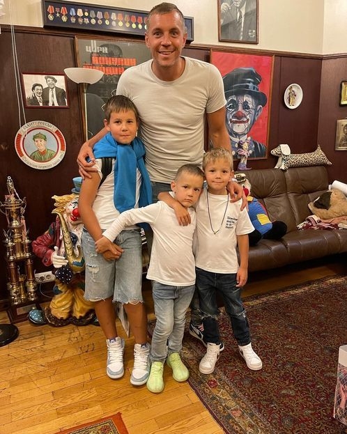 Артем Дзюба с детьми в Цирке Юрия Никулина. Фото Соцсети Артем Дзюба с детьми в Цирке Юрия Никулина. Фото Соцсети