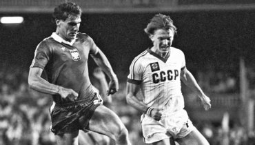 4 июля 1982 года. Барселона. СССР — Польша — 0:0. Олег Блохин (справа) в борьбе с Владиславом Жмудой.
