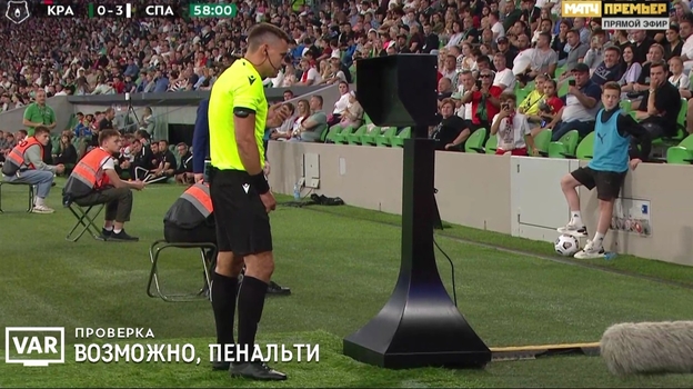 «Краснодар» — «Спартак»: Кирилл Левников смотрит ВАР. Фото Скриншот трансляции «Краснодар» — «Спартак»: Кирилл Левников смотрит ВАР. Фото Скриншот трансляции