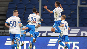 Футболисты «Динамо» празднуют забитый мяч.