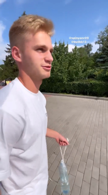 Сергей Пиняев со специальной бутылкой на прогулке после пневмоторакса. Фото Соцсети девушки Пиняева Сергей Пиняев со специальной бутылкой на прогулке после пневмоторакса. Фото Соцсети девушки Пиняева