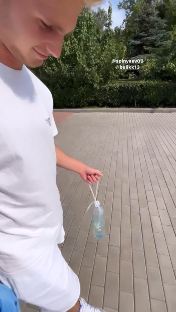 Сергей Пиняев со специальной бутылкой на прогулке после пневмоторакса. Фото Соцсети девушки Пиняева Сергей Пиняев со специальной бутылкой на прогулке после пневмоторакса. Фото Соцсети девушки Пиняева