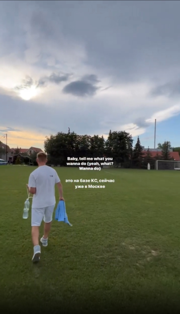 Сергей Пиняев со специальной бутылкой на прогулке после пневмоторакса. Фото Соцсети девушки Пиняева Сергей Пиняев со специальной бутылкой на прогулке после пневмоторакса. Фото Соцсети девушки Пиняева