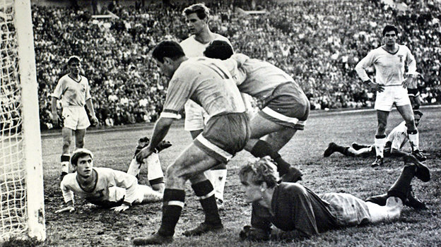 Леонид Островский (слева, стоит). Фото из архива Павла Алешина Леонид Островский (слева, стоит). Фото из архива Павла Алешина