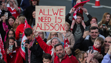 Баннер болельщиков «Ливерпуля» про Алиссона.